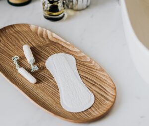 Binde mit Tampons auf einem Holztablett im Badezimmer