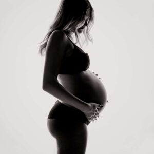 Schwangere Frau vor hellem HiIntergrund