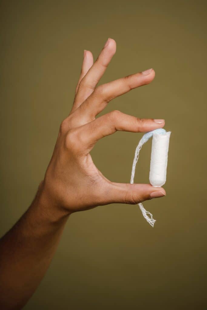 Tampon between thumb and forefinger