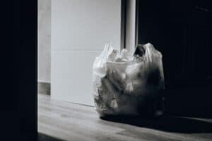 Müllsack im Hausflur