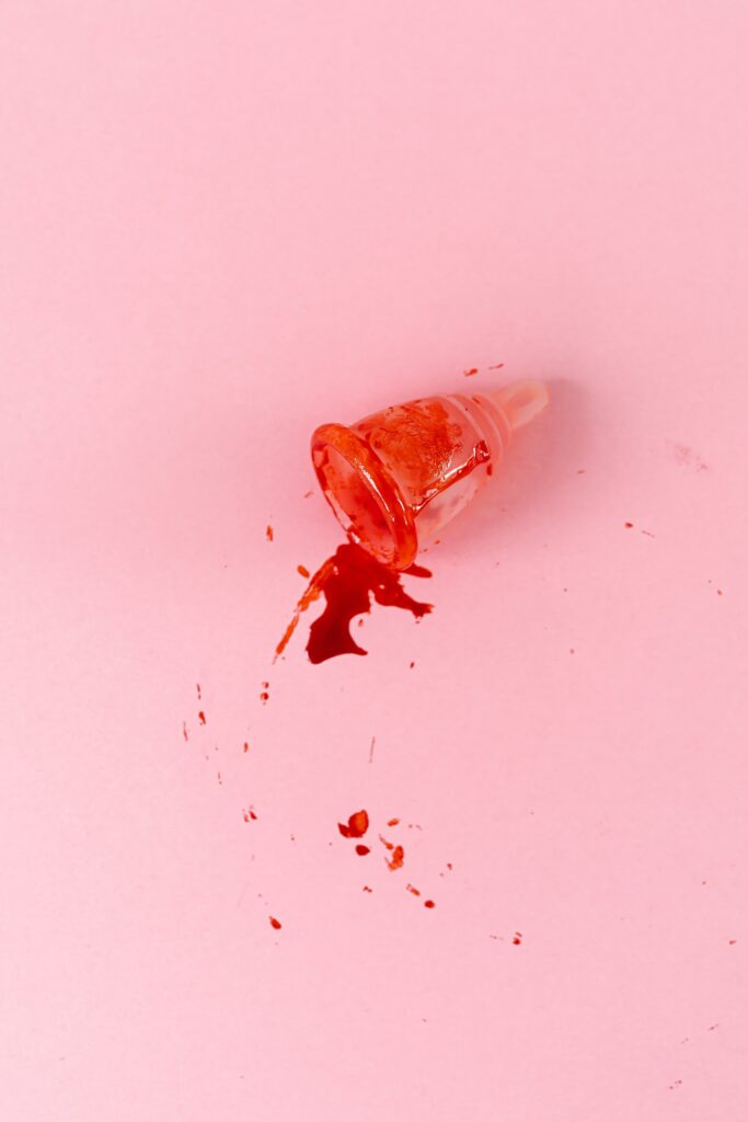 Menstruationstasse mit Blut
